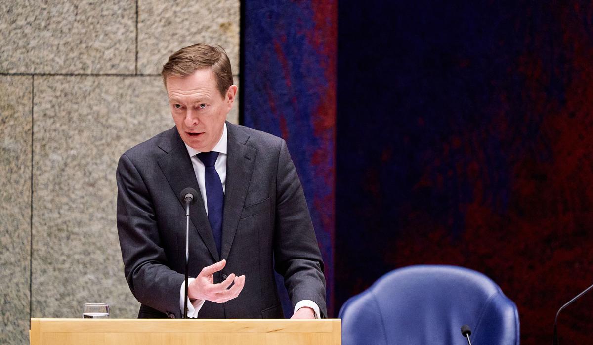 El Ministro holandés Bruno Bruins para Atención Médica habla durante un debate sobre los acontecimientos que rodean el coronavirus, en La Haya, Países Bajos. (Foto: AFP)