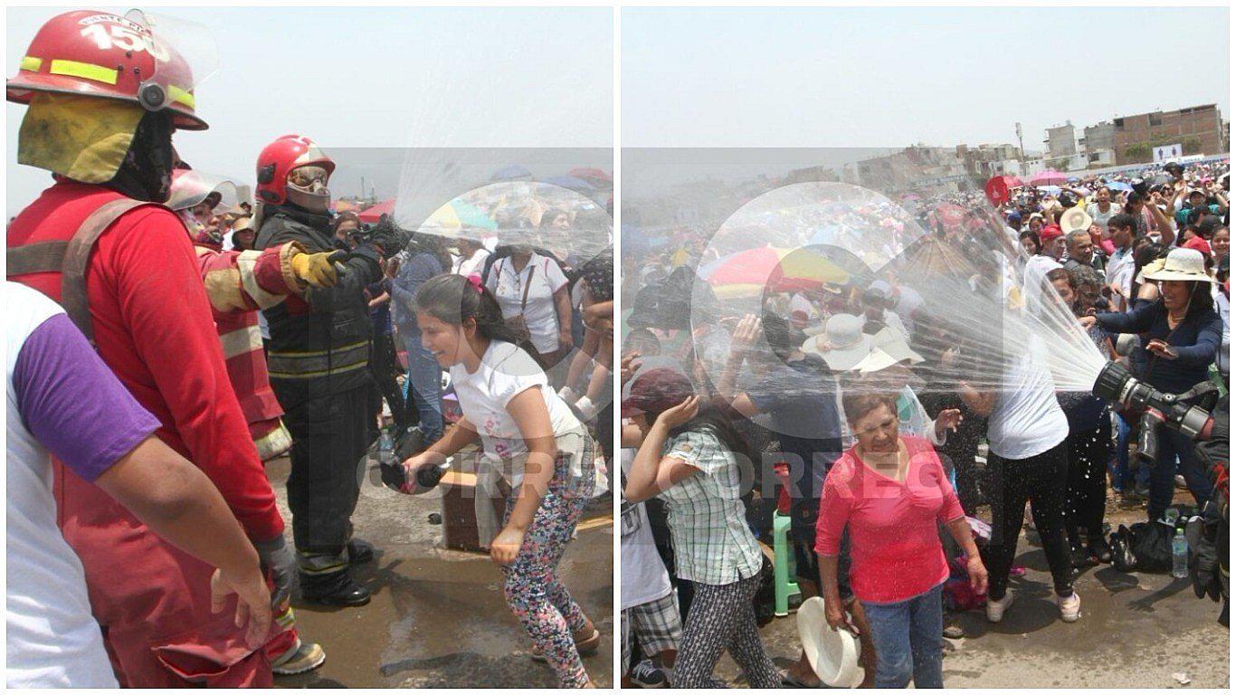 ​Fieles fueron “bañados” durante larga espera al Papa Francisco (FOTOS)