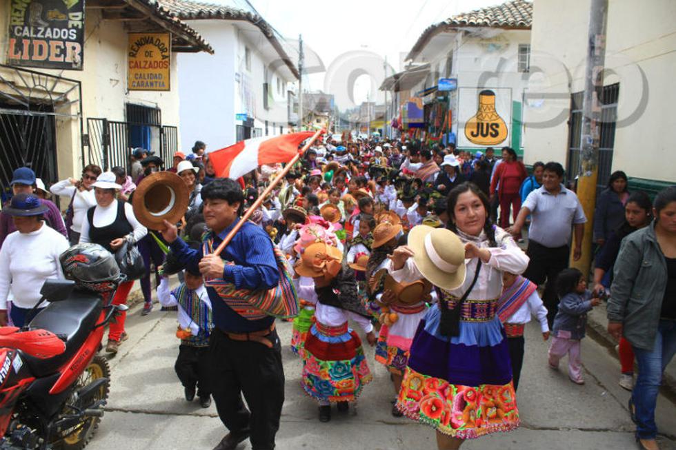Niños "marcan" plantas en fiesta de santiago (FOTOS)