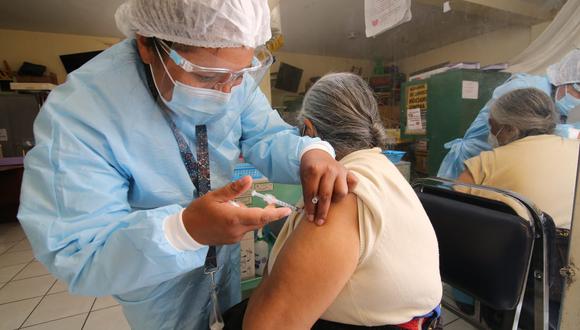 Vacuna se aplicará a todos los adultos mayores Arequipa| Foto: Leonardo Cuito