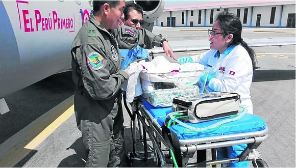 Trasladan en avión a bebé para delicada operación en Lima