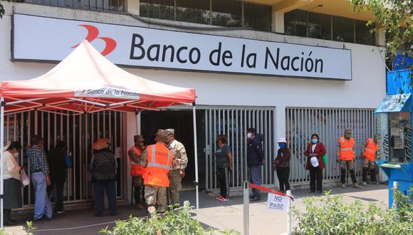Pensionistas forman largas filas para cobrar bono de 930 soles| Foto: Eduardo Barreda