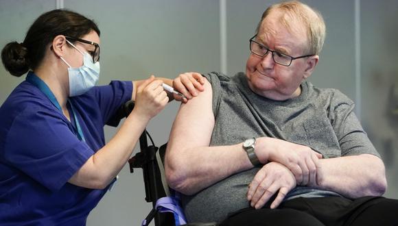 Hasta el momento se han administrado más de 20.000 dosis de la vacuna contra el COVID-19 en Noruega. En imagen se ve a Svein Andersen el primer hombre en Noruega en recibir la vacuna de Pfizer/BionTech contra el COVID-19. (Fredrik Hagen / NTB / AFP)