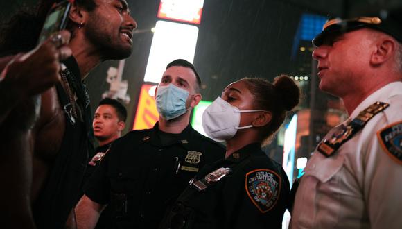 Los manifestantes con el movimiento Black Lives Matter (BLM) discuten con la policía en Nueva York. (Spencer Platt/Getty Images/AFP).