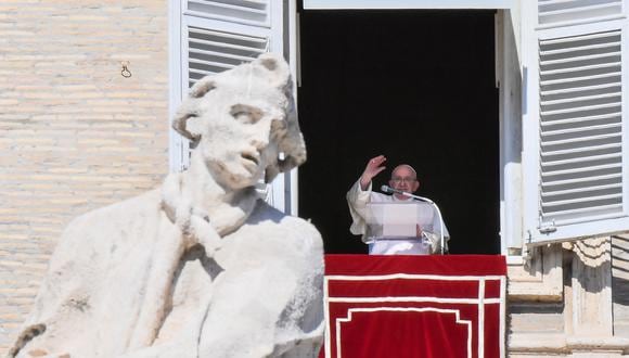 El Papa Francisco saluda desde la ventana del palacio apostólico durante la oración semanal del Ángelus el 16 de octubre de 2022 en el Vaticano. (Foto de Filippo MONTEFORTE / AFP)