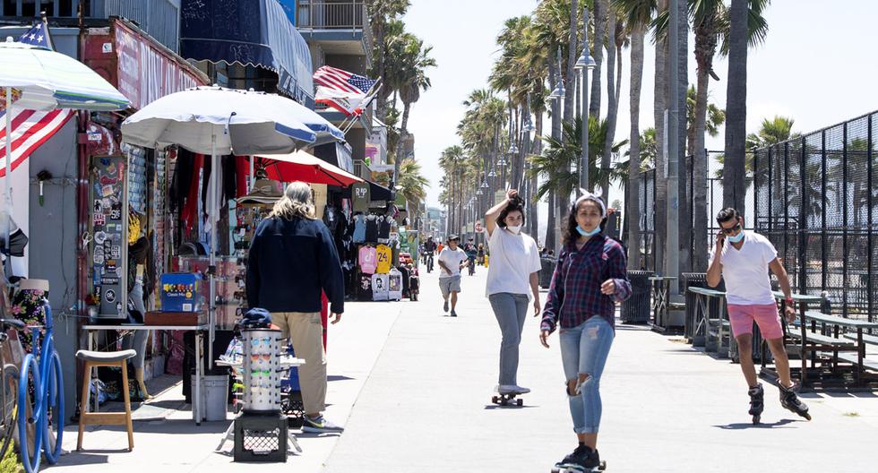 La gente disfruta el día en Venice Beach, California, el primer día que el condado de Los Ángeles permitió que las playas se reabrieran después de un cierre de seis semanas implementado para detener la propagación del coronavirus. (Foto: AFP/VALERIE MACON).