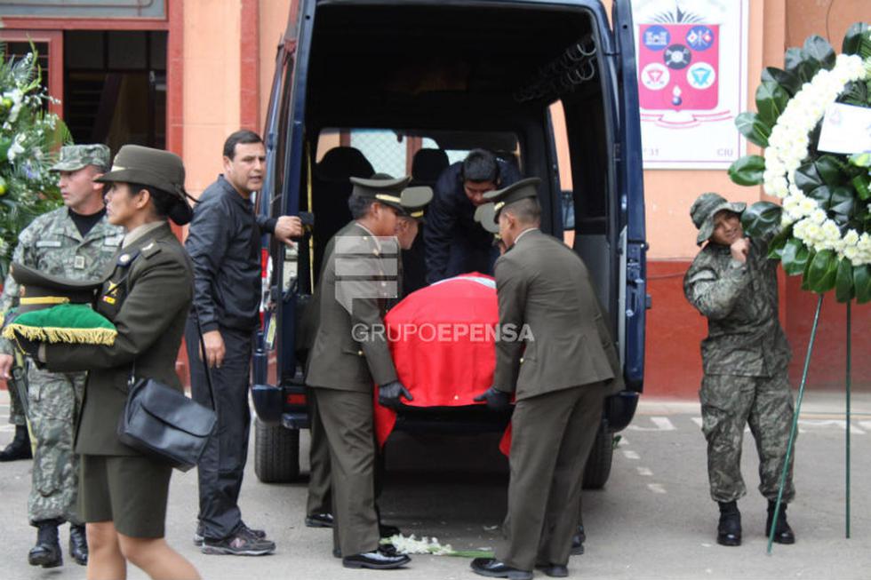 Restos de Téc.3 EP  Johny Amador Huatarongo llegan a cuartel de Huancayo 