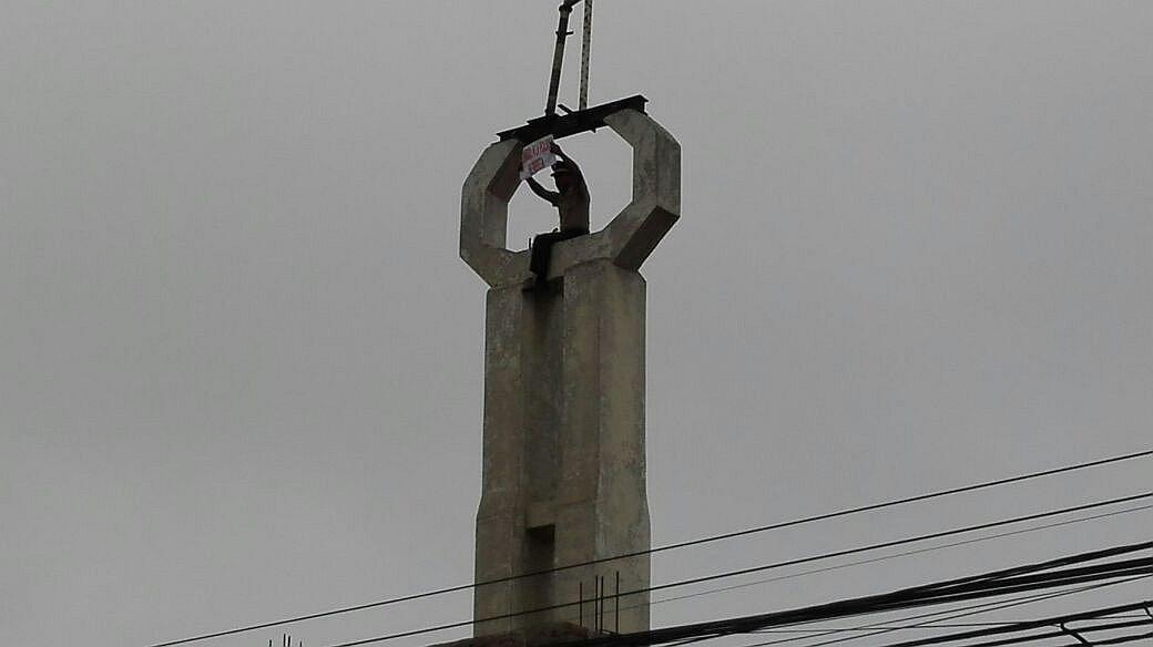 Chiclayo: Un suboficial uniformado se encadena en el techo de iglesia de Tumán (VIDEO)