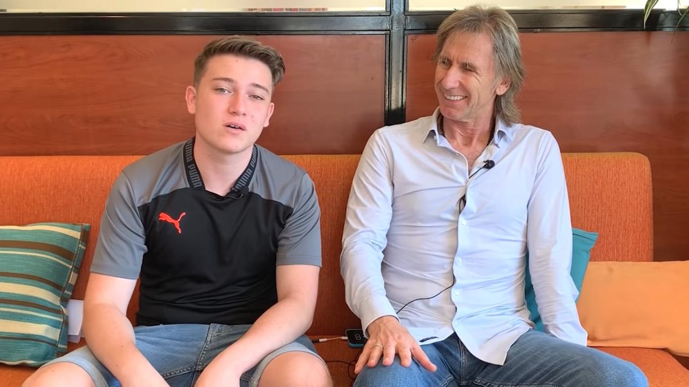 Técnico de la selección peruana participó en el 'Reto de los 90 segundos' del popular youtuber Ezzequiel