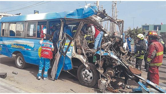 Un muerto y diecisiete heridos en colisión de microbús y un camión 