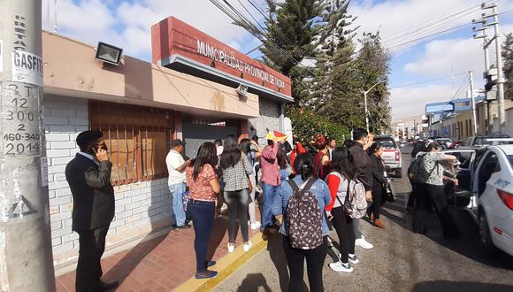 En la sede de la calle Inclán se formó un tumulto debido a los reclamos de los servidores. (Foto: Correo)