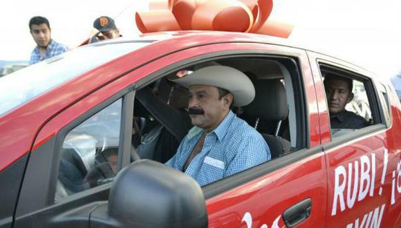 Alcalde que aseguró "robar poquito" obsequia auto a la quinceañera Rubí