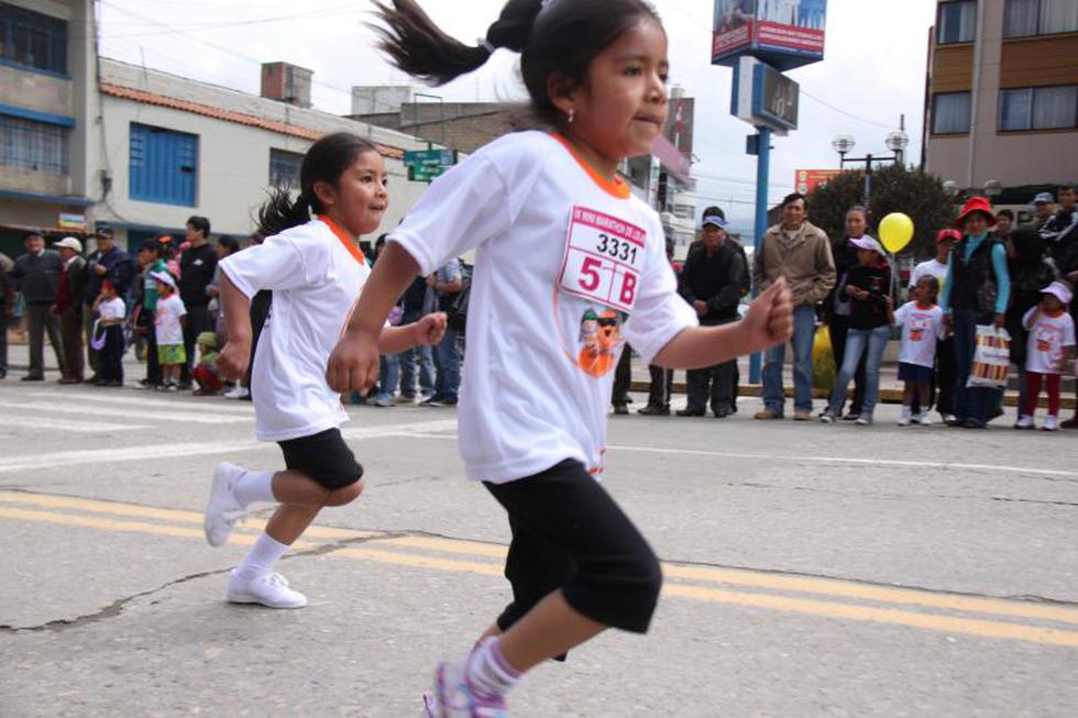 Niños y niñas participan en mini maratón (FOTOS)
