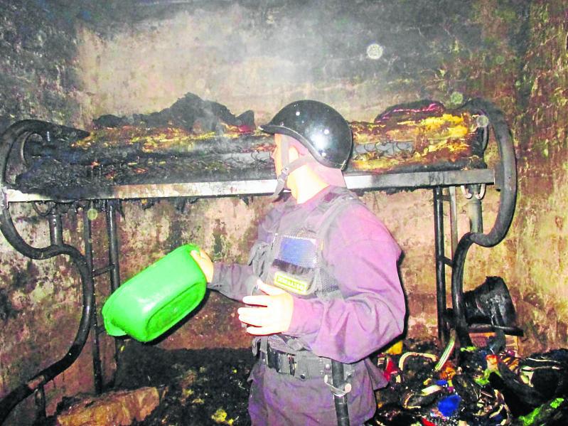 Vela provoca terrible  incendio y deja sin nada a una familia