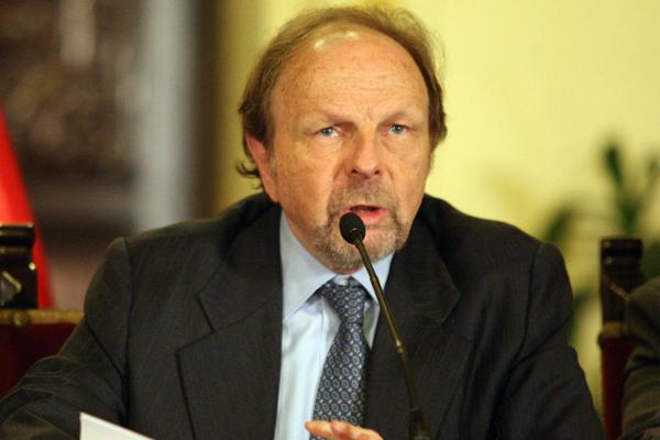 Salomón Lerner insta a clubes deportivos a frenar la violencia 