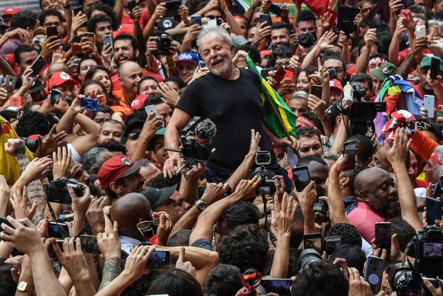 El ex presidente brasileño (2003-2011) Luiz Inácio Lula da Silva es llevado a hombros entre la multitud de simpatizantes durante una reunión fuera del edificio del sindicato de trabajadores metalúrgicos en Sao Bernardo do Campo, en el área metropolitana de Sao Paulo, Brasil, el 9 de noviembre de 2019. El ícono izquierdista de Brasil Luiz Inácio Lula da Silva salió libre de la cárcel el viernes después de un año y medio tras las rejas por corrupción luego de un fallo judicial que podría liberar a miles de condenados. (Foto por Nelson ALMEIDA / AFP)