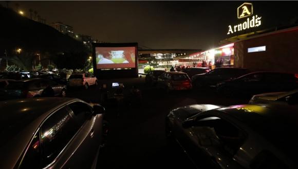 Autos estacionados mientras las personas que están dentro miran una película en el autocinema Arnold´s. Foto: César Bueno.