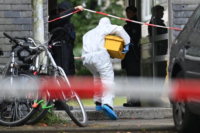 Imagen de un forense frente a un edificio de departamentos en Solingen, Alemania. Cinco niños fueron encontrados muertos y la policía sospecha de la madre. (EFE/EPA/SASCHA STEINBACH).