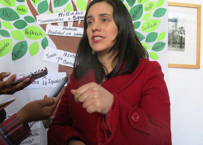 ​Verónika Mendoza: un estudiante de Trujillo le recuerda sus votos y a sus aliados