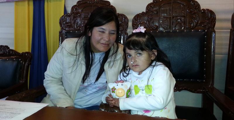 La enfermedad de niña mariposa se agrava  y no puede alimentarse