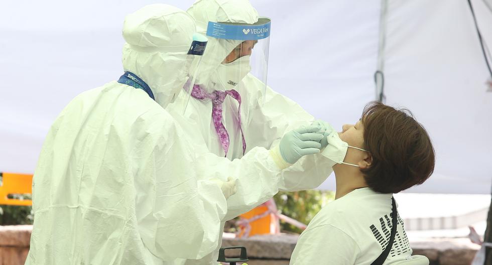 Los trabajadores médicos que usan equipo de protección toman muestras de un estudiante para detectar el coronavirus y la enfermedad COVID-19, en el centro de salud comunitario Gangseo-gu en Seúl. (Foto: EFE/EPA/KIM CHUL-SOO)
