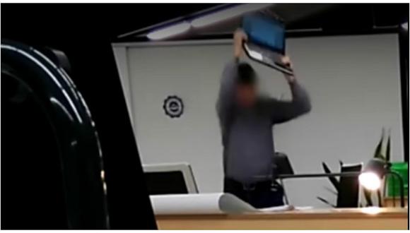 Profesor destroza laptop ante repuesta insolente de alumno (VIDEO)