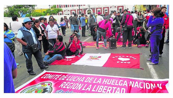 La Libertad: Consejeros regionales  respaldan huelga de los maestros 