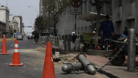 Municipalidad de Lima limpia y repara los desmanes producidos en la protesta del último martes. (Foto: Julio Reaño/@Photo.gec)