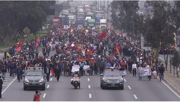 Huelga de profesores: Docentes bloquean Panamericana Sur, Norte y Carretera Central (VIDEO)