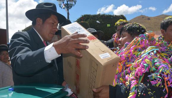 Entregan mobiliario a centros poblados de la región Puno