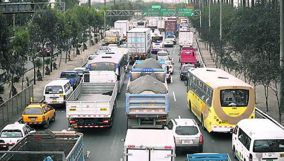 Tráfico empeora por camiones que circulan por Lima
