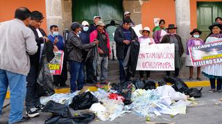 Llevan basura hasta la puerta del municipio de Huamanga