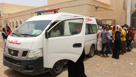 Una ambulancia transporta víctimas al hospital Ibn Khaldun en la provincia sureña de Lahij. (Foto de Saleh OBAIDI / AFP)