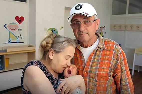 Mujer de 60 años logra ser madre tras varios intentos y su marido la abandona (FOTOS)