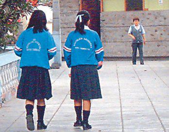 Acusan a docente de besar a alumna