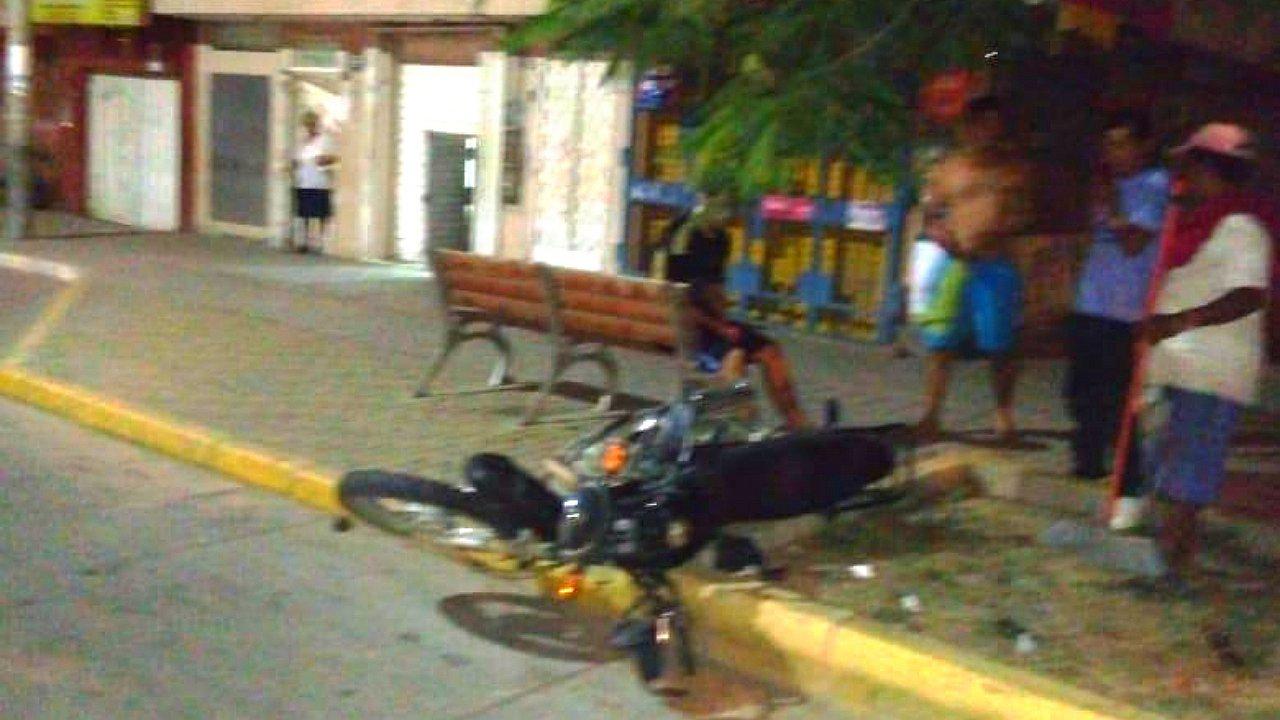 Dos heridos de consideración deja choque y posterior despiste de motocicleta