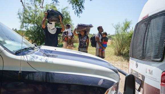 Los haitianos son bloqueados por la policía mexicana y funcionarios del Instituto Nacional de Migración de México para que no crucen el Río Bravo de regreso a los Estados Unido. (Foto: Paul Ratje / AFP)