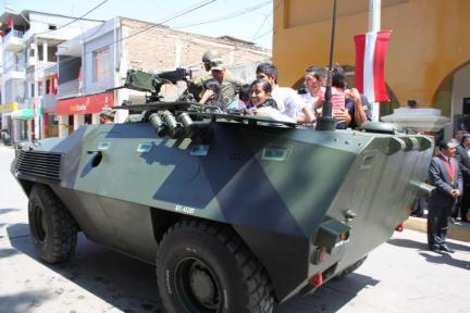 Ejército realizó exhibición de vehículos en plaza Mayor de Tumbes