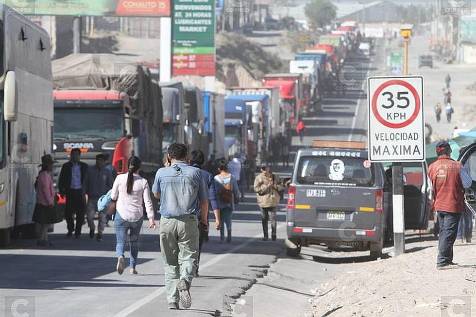 ​Manifestantes bloquean vías de ingreso a Arequipa (FOTOS)