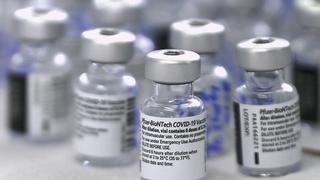 EE.UU.: reguladores dan total aprobación a la vacuna de Pfizer contra el COVID-19