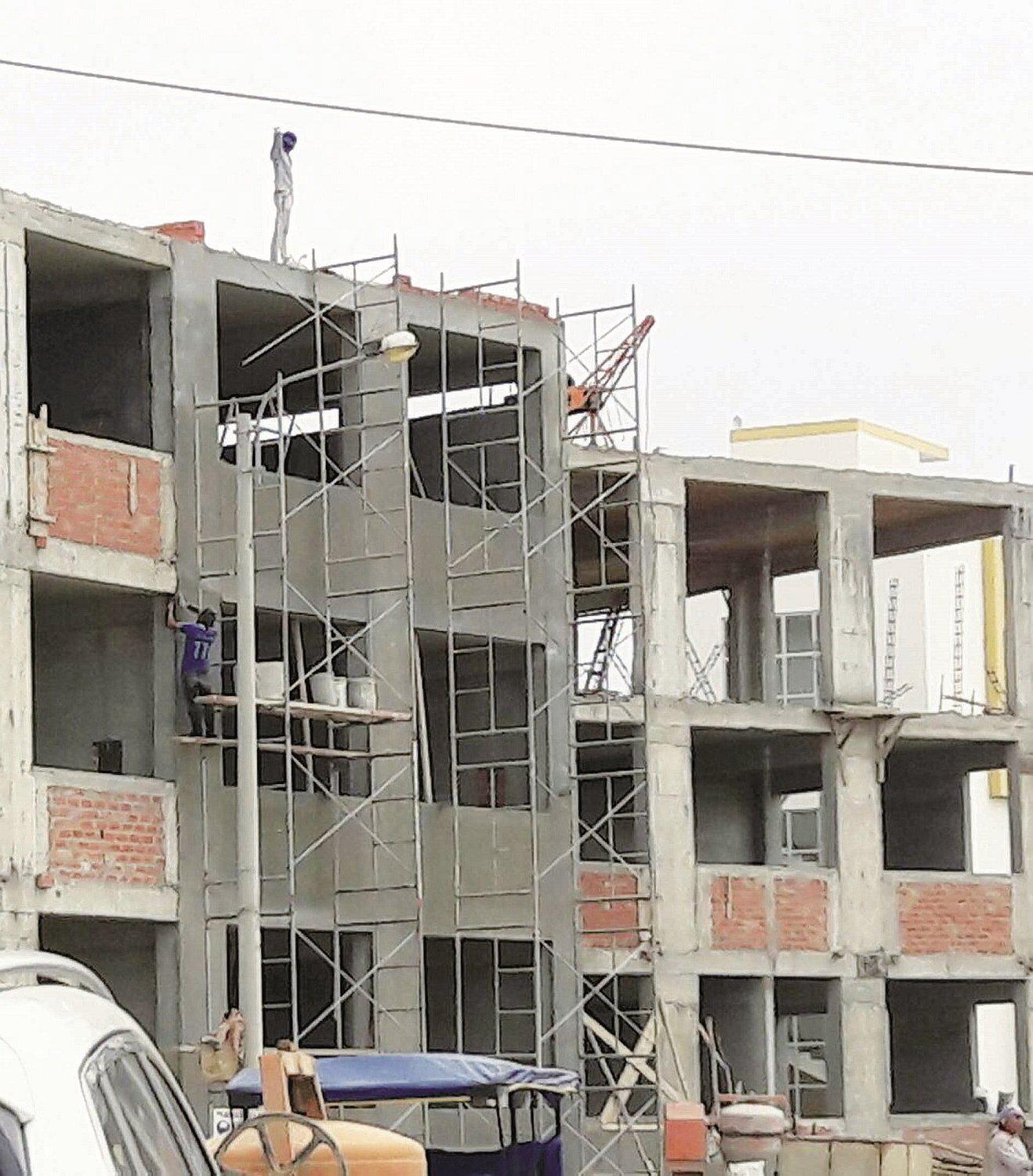 Un obrero cae del tercer piso mientras realizaba trabajos en el edificio de la UNT