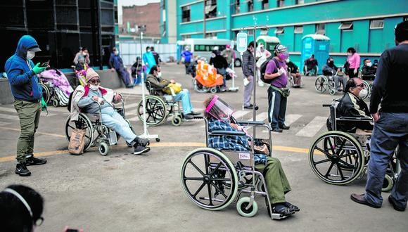 Pacientes esperan por atención médica en Lima. EFE/ Sergi Rugrand