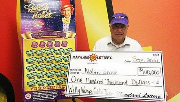 Anciano muestra su premio tras ganar la lotería. | Foto: UPI