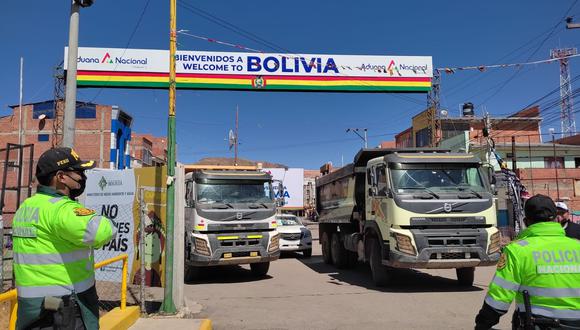 Los vehículos fueron entregados en el Puente Internacional, en Desaguadero. Puno. Foto/Difusión.