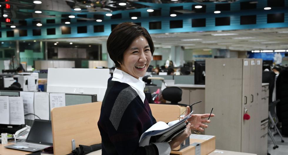 Esta imagen tomada el 6 de febrero de 2020 muestra a Lee So-jeong caminando hacia su escritorio después de una reunión de producción de su noticiero en KBS. (AFP).