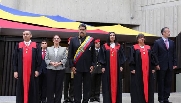 En esta imagen de archivo de febrero de 2017 se encuentran de izquierda a derecha el magistrado Maikel Moreno, la primera dama, Cilia Flores; el mandatario Nicolás Maduro; Gladys Gutiérrez; la magistrada Indira Maira Alfonzo Izaguirre y el vicepresidente venezolano, Tareck El Aissami. (EFE/PRENSA MIRAFLORES)