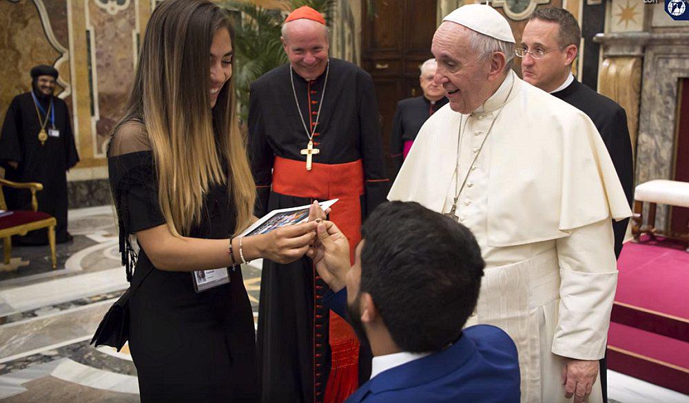 YouTube: ​Venezolano sorprende a su novia al pedirle la mano ante el papa Francisco (VIDEO)