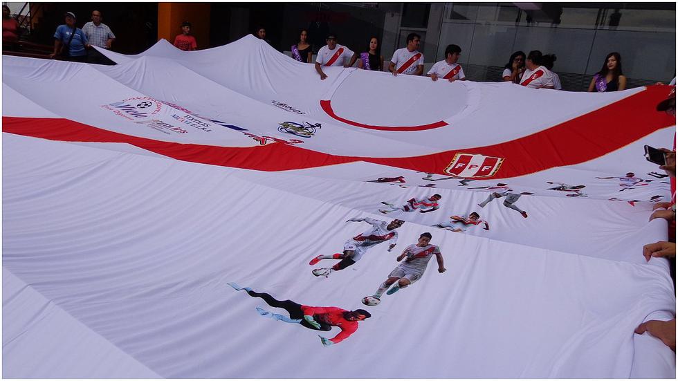 Exhiben camiseta gigante para alentar a la Selección Peruana (FOTOS Y VIDEO) 