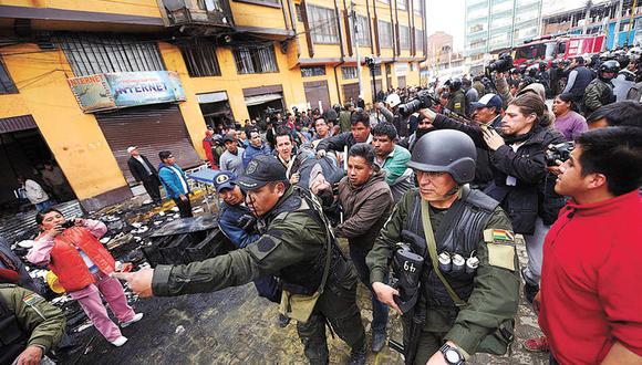 Bolivianos realizan plantón frente a recinto electoral ante temor de fraude