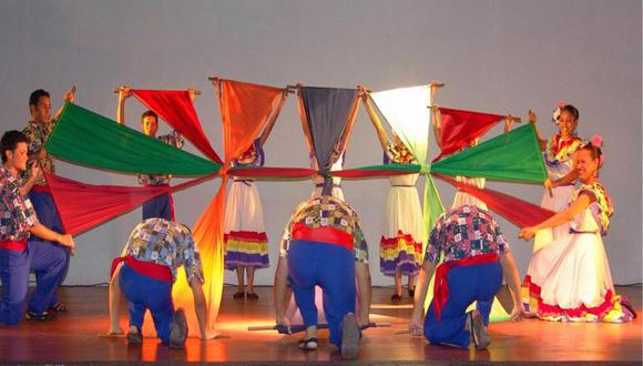 Festival une danzas de India con Colombia, México y Perú